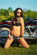Dekoaufkleber Frau vor einer Harley Davidson